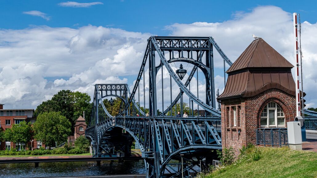 Blick auf die Kaiser-Wilhelm-Brücke in Wilhelmshaven